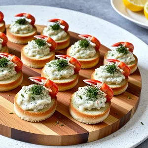 Горячие канапе с крабом и соусом тартар