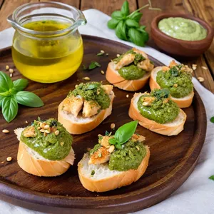 Горячие канапе с курицей и песто