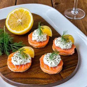 Горячие канапе с лососем и сливочным сыром