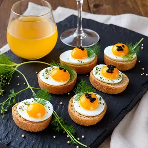 Горячие канапе с перепелиными яйцами и икрой