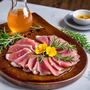Карпаччо из баранины с розмарином и медовой глазурью