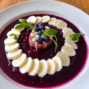 Карпаччо из конины с черничным соусом и козьим сыром