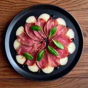 Карпаччо из косули с грушевым пюре и грецкими орехами