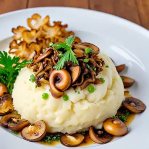 Картофельное пюре с грибами и жареным луком