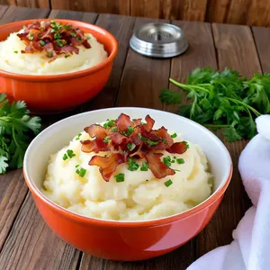 Картофельное пюре с карамелизированным луком и беконом
