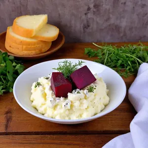 Картофельное пюре с печеной свеклой и козьим сыром