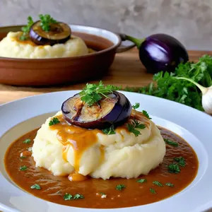 Картофельное пюре с печеными баклажанами и чесночным соусом
