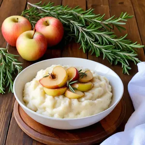 Картофельное пюре с печеными яблоками и розмарином
