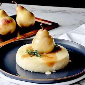 Картофельное пюре с жареными грушами и голубым сыром