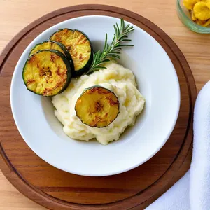 Картофельное пюре с жареными кабачками и розмарином