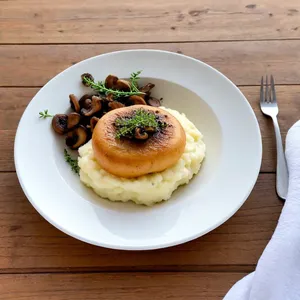 Картофельное пюре с жареными шампиньонами и тимьяном