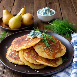 Картофельные драники с грушей и голубым сыром
