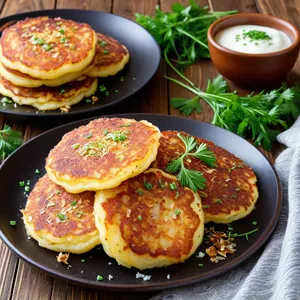 Картофельные драники с печеным чесноком и пармезаном