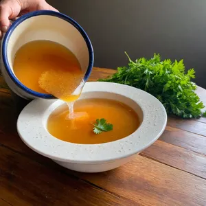 Костный бульон с лавровым листом и чесноком