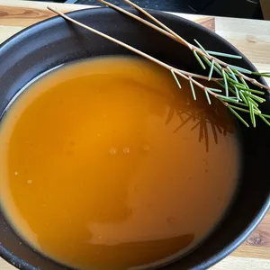 Костный бульон с розмарином и можжевельником