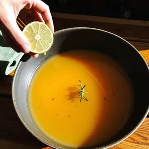 Костный бульон с тархуном и цедрой лайма