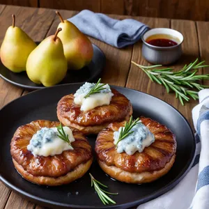 Котлеты с голубым сыром и грушевым джемом