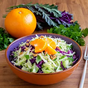Коул-слоу с мандарином и кедровыми орешками