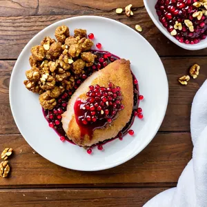 Куриные отбивные с гранатовым соусом и грецкими орехами