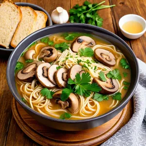 Куриный суп-лапша с грибами и кинзой