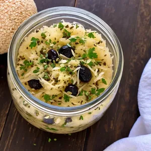 Квашеная капуста с черносливом и кориандром