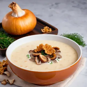 Луковый суп с грибным кремом и хрустящими шкварками