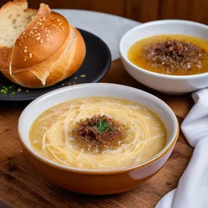 Луковый суп с трюфельным маслом и пармезаном