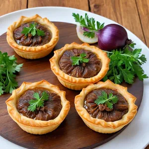 Мясные тарталетки с печенью и луковым конфитюром