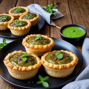 Мини-пирожки с бараниной и мятным соусом