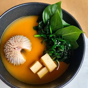 Мисо-суп с морским ежом и мангольдом