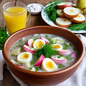 Окрошка на квасе с копчёным угрём и яблоком