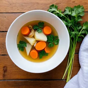 Овощной бульон с корнем петрушки и чесноком