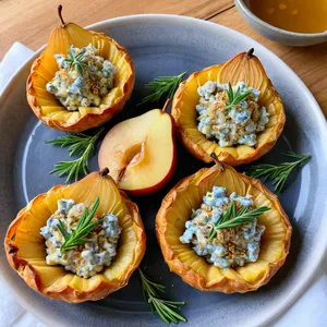 Овощные корзинки с грушей и голубым сыром
