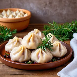 Пельмени с кабанчиком и можжевельником в бруснично-сливочном соусе