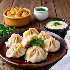Пельмени с копченой грудинкой и чеддером в пикантном сырном соусе
