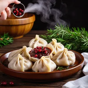Пельмени с косулей и можжевельником в брусничном соусе