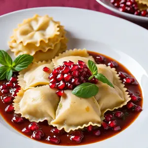 Равиоли с бараниной и гранатовым соусом