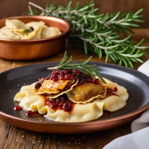 Равиоли с фаршем из кабана и можжевеловым соусом