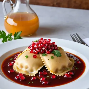 Равиоли с уткой и гранатово-медовым соусом