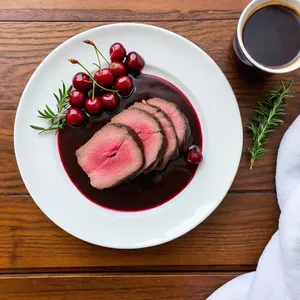 Ростбиф с кофейной корочкой и вишневым соусом