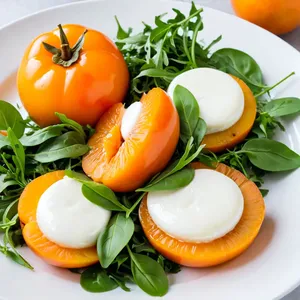 Салат Капрезе с хурмой и рукколой