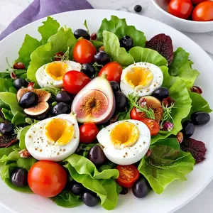 Салат Нисуаз с инжиром и козьим сыром