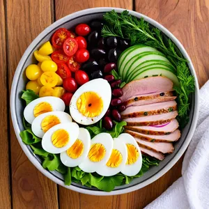 Салат Нисуаз с копченой индейкой и клюквенным соусом