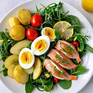 Салат Нисуаз с копченой скумбрией и рукколой
