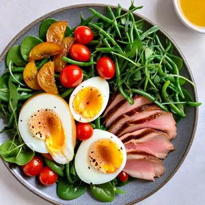 Салат Нисуаз с копченой уткой и грушей