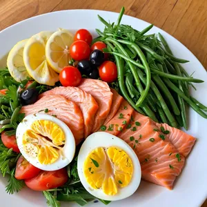 Салат Нисуаз с лососем и стручковой фасолью