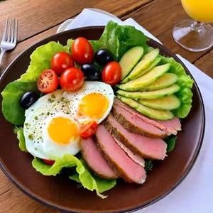 Салат Нисуаз с тунцом и яйцом пашот