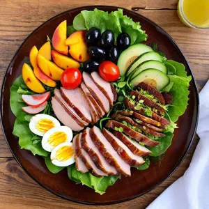 Салат Нисуаз с уткой и персиком