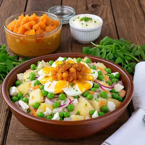 Салат "Оливье" с копченым сыром и грушевым чатни