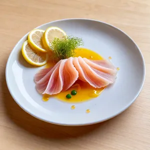 Сашими из кальмара с лимонным соусом